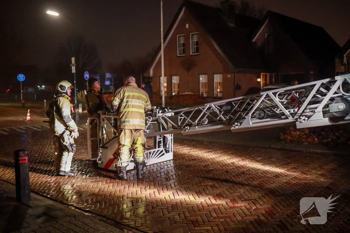 Voorbijganger ziet vlammen uit schoorsteen