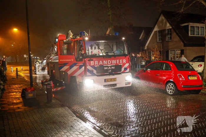 Voorbijganger ziet vlammen uit schoorsteen