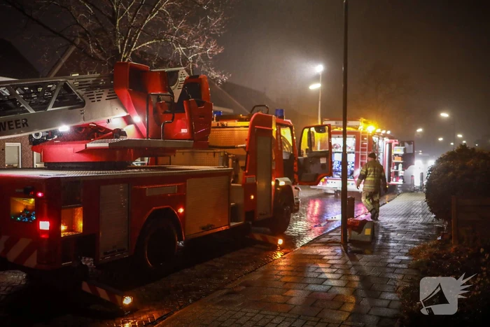 Voorbijganger ziet vlammen uit schoorsteen