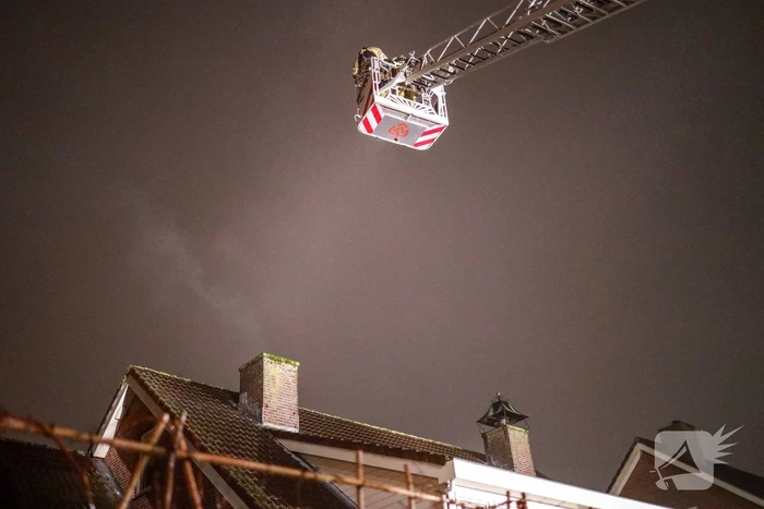 Voorbijganger ziet vlammen uit schoorsteen