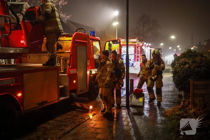 Voorbijganger ziet vlammen uit schoorsteen