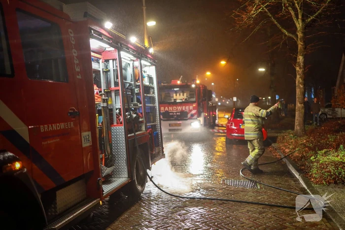 Voorbijganger ziet vlammen uit schoorsteen