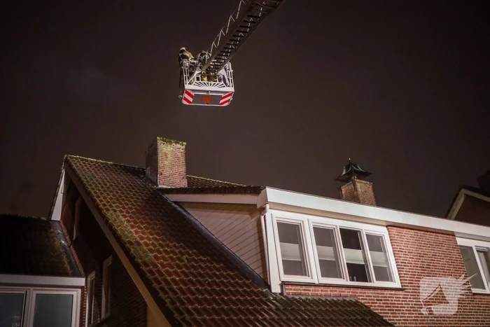 Voorbijganger ziet vlammen uit schoorsteen