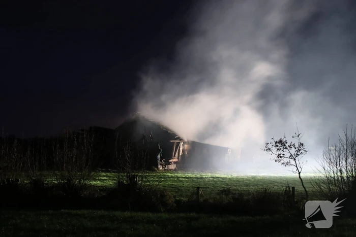 Schuur met rietenkap in brand
