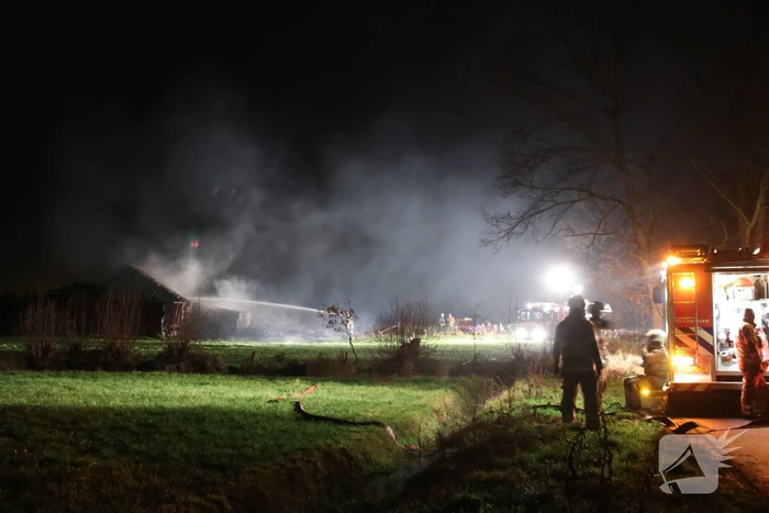 Schuur met rietenkap in brand