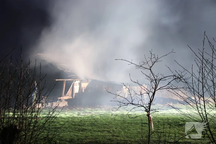 Schuur met rietenkap in brand