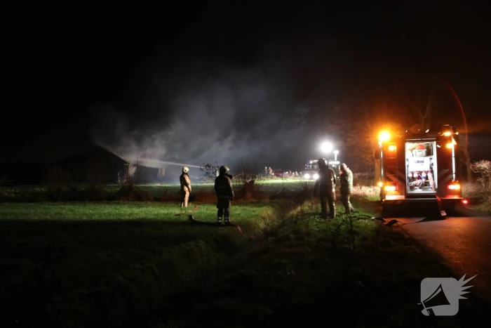 Schuur met rietenkap in brand