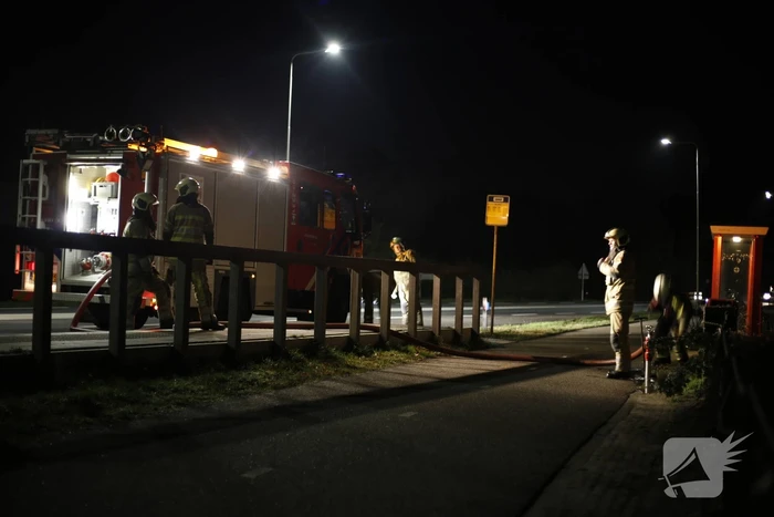 Schuur met rietenkap in brand