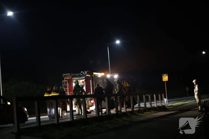 Schuur met rietenkap in brand