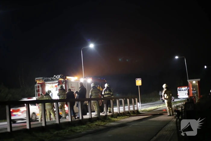 Schuur met rietenkap in brand