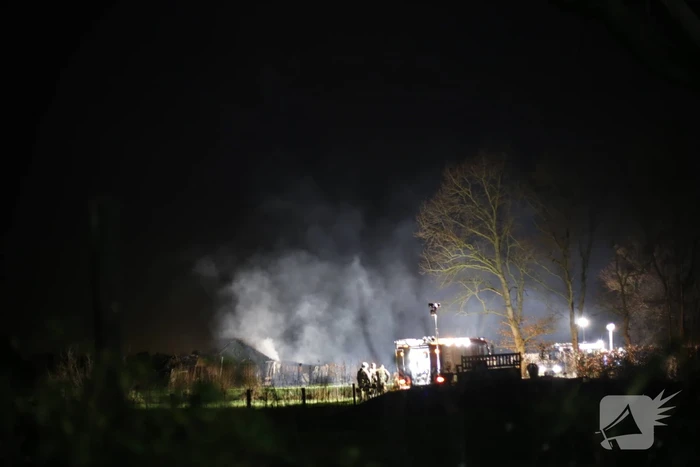 Schuur met rietenkap in brand