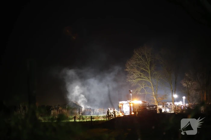 Schuur met rietenkap in brand
