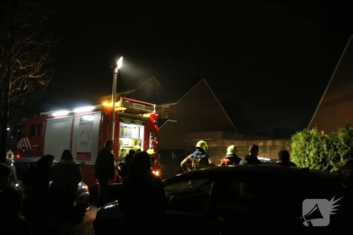 Buurtbewoners blussen autobrand