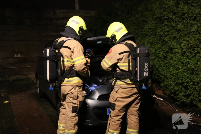 Buurtbewoners blussen autobrand