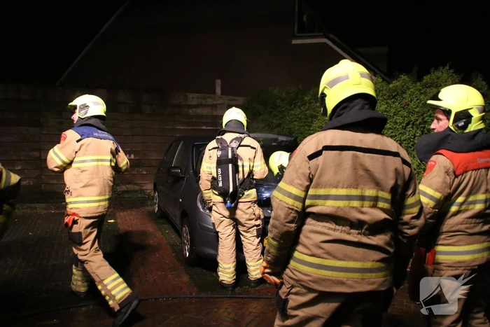 Buurtbewoners blussen autobrand
