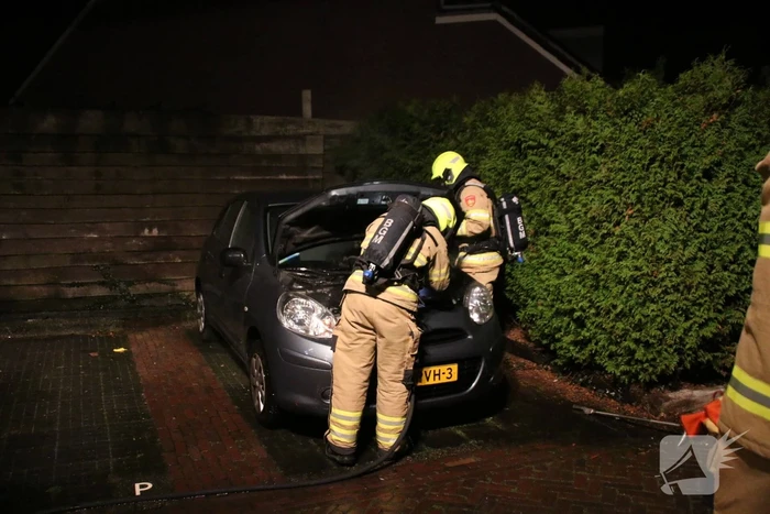 Buurtbewoners blussen autobrand
