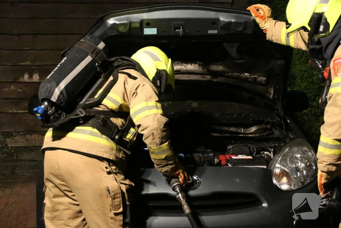 Buurtbewoners blussen autobrand
