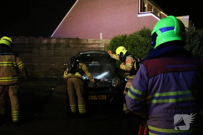 Buurtbewoners blussen autobrand
