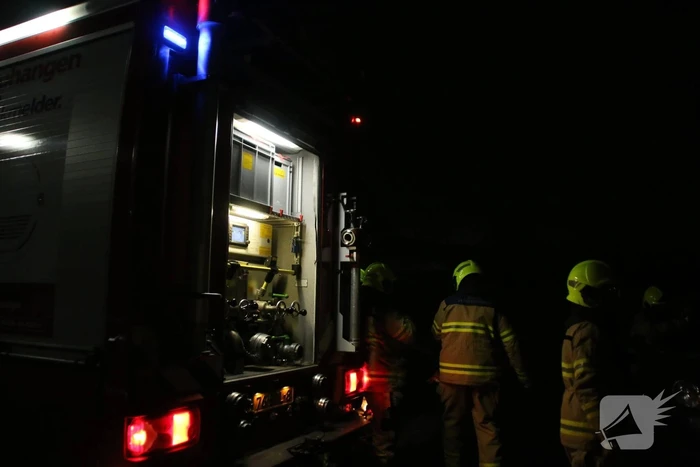 Buurtbewoners blussen autobrand
