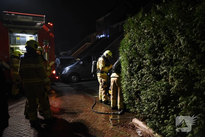 Buurtbewoners blussen autobrand