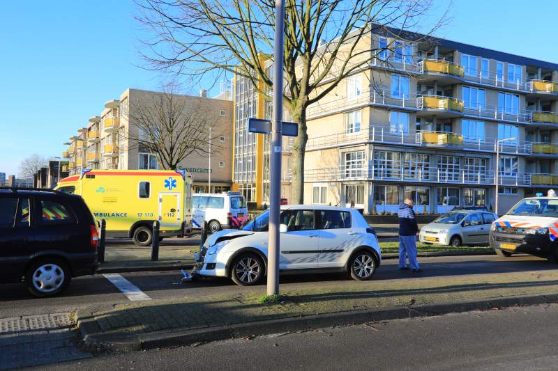 Flinke schade na kop-staartbotsing bij spoorwegovergang
