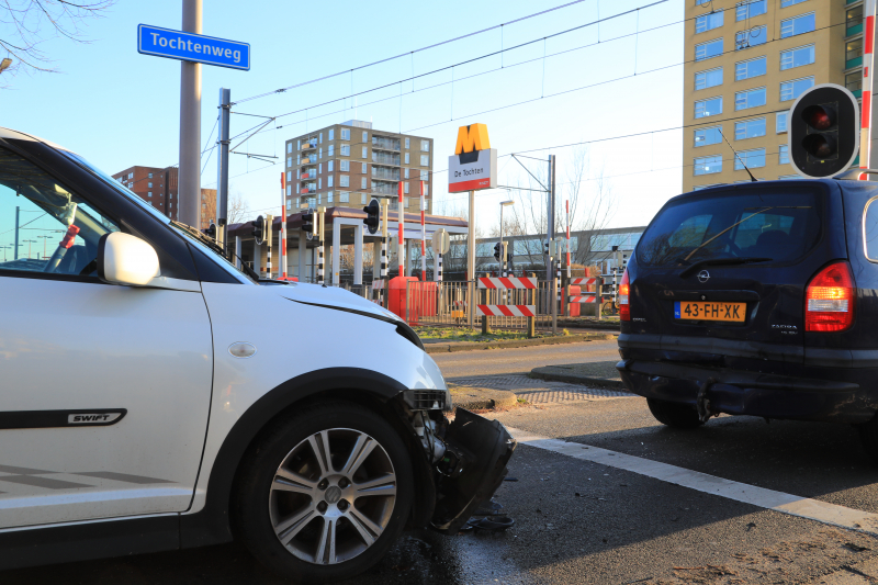 Flinke schade na kop-staartbotsing bij spoorwegovergang