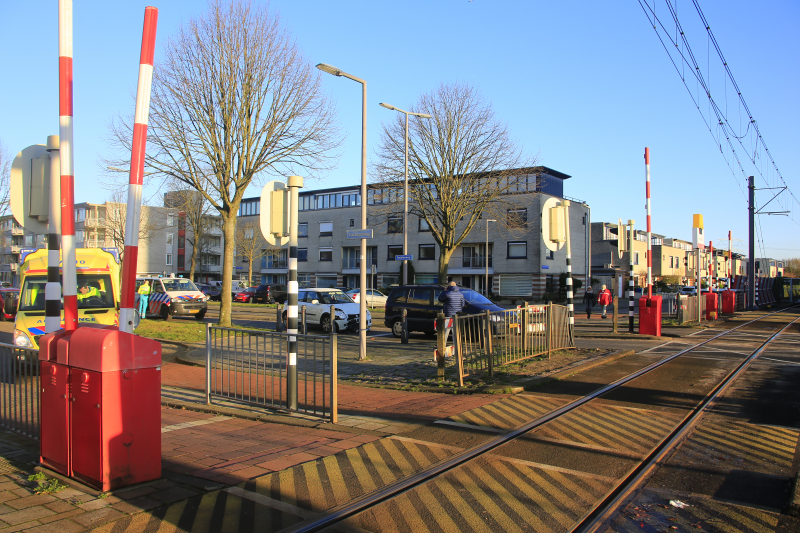 Flinke schade na kop-staartbotsing bij spoorwegovergang