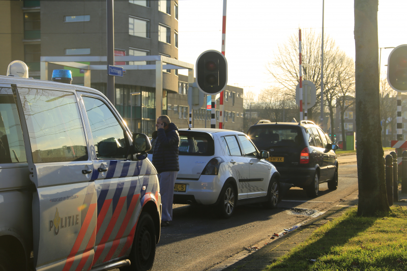 Flinke schade na kop-staartbotsing bij spoorwegovergang