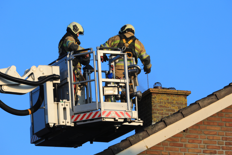 Weg afgesloten door schoorsteenbrand
