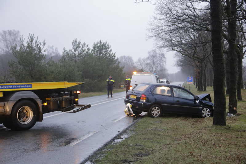 Persoon gewond na botsing tegen boom