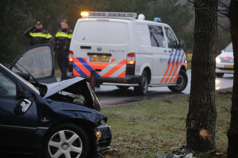 Persoon gewond na botsing tegen boom