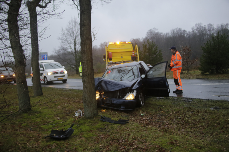 Persoon gewond na botsing tegen boom