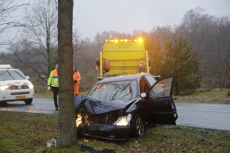 Persoon gewond na botsing tegen boom