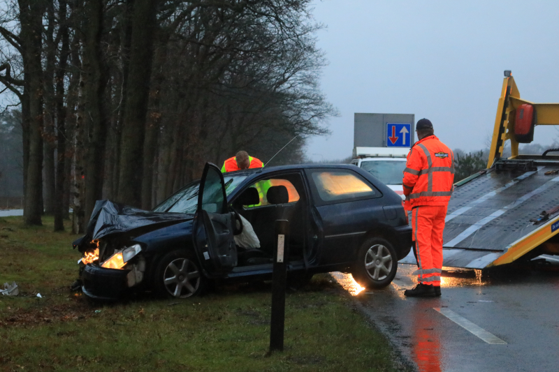 Persoon gewond na botsing tegen boom