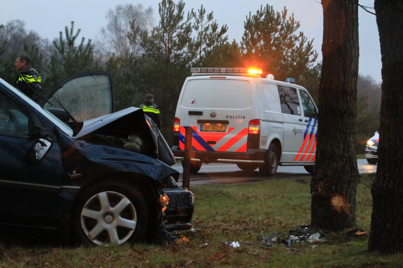 Persoon gewond na botsing tegen boom