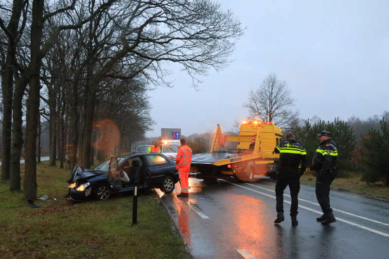 Persoon gewond na botsing tegen boom