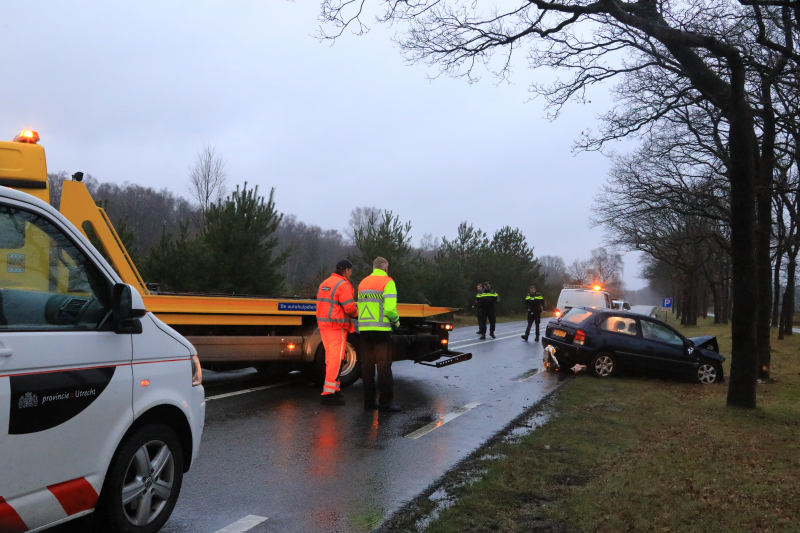 Persoon gewond na botsing tegen boom
