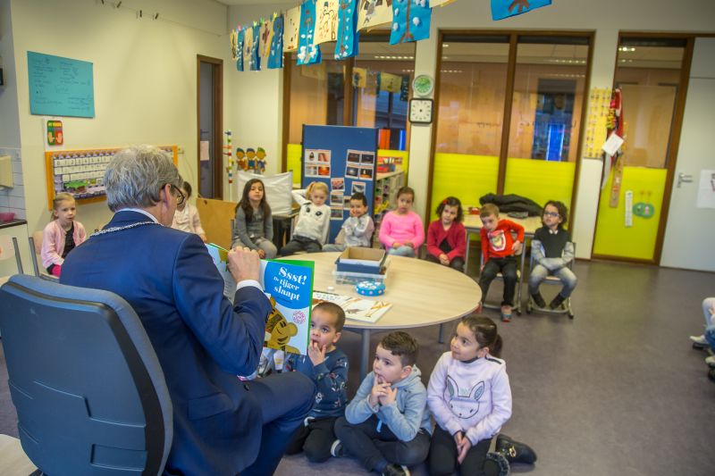 Kleuters luisteren ademloos naar burgemeester Bolsius