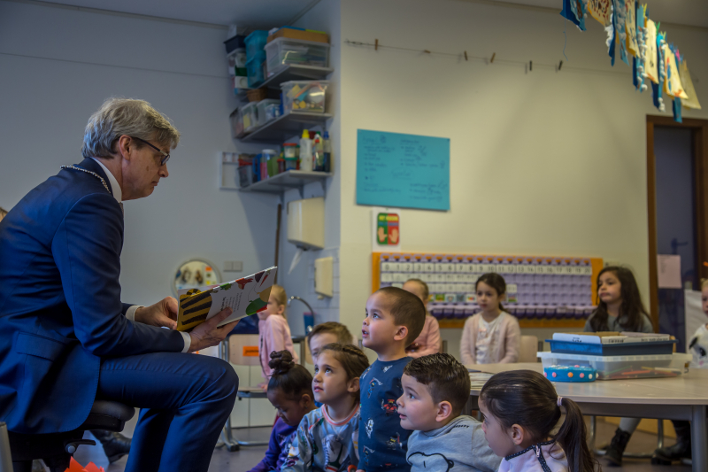 Kleuters luisteren ademloos naar burgemeester Bolsius