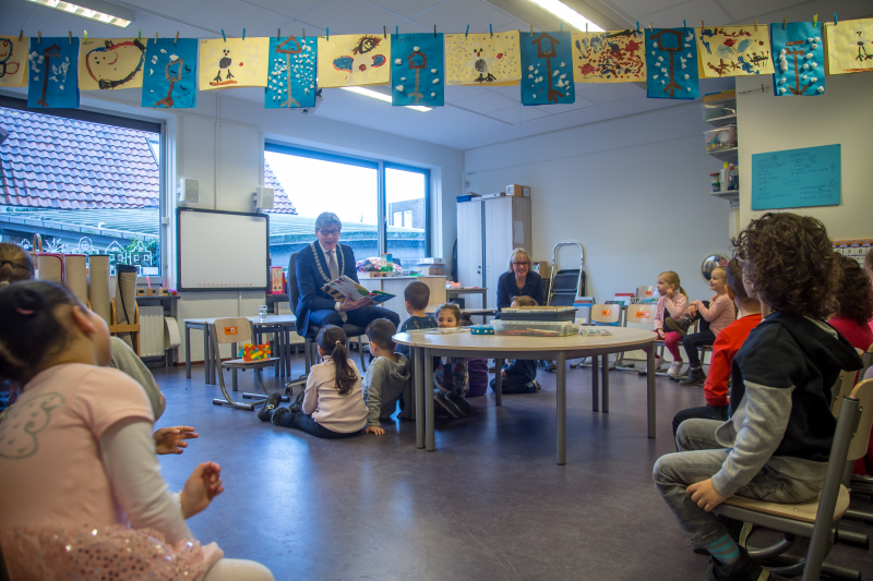 Kleuters luisteren ademloos naar burgemeester Bolsius