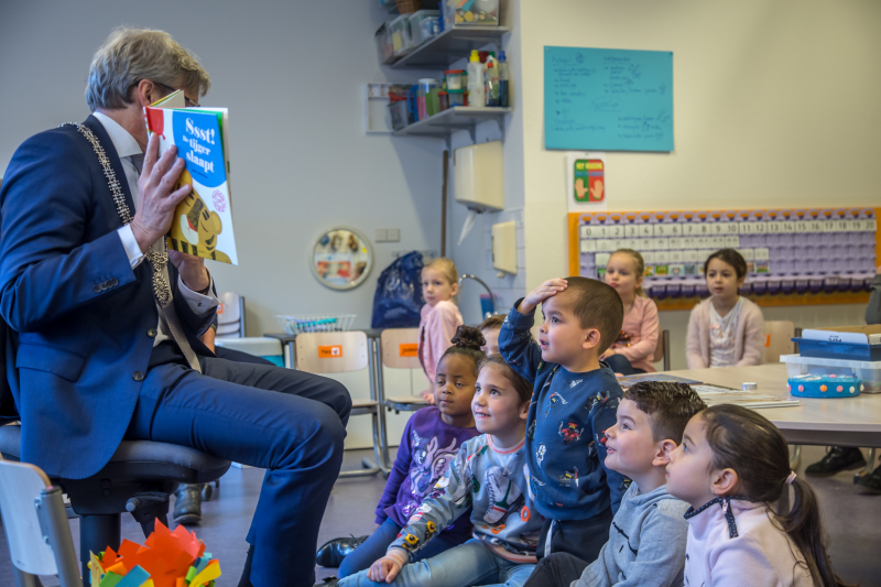 Kleuters luisteren ademloos naar burgemeester Bolsius