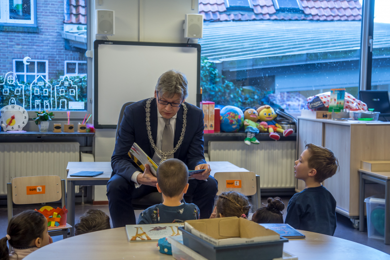 Kleuters luisteren ademloos naar burgemeester Bolsius
