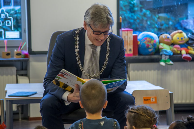 Kleuters luisteren ademloos naar burgemeester Bolsius