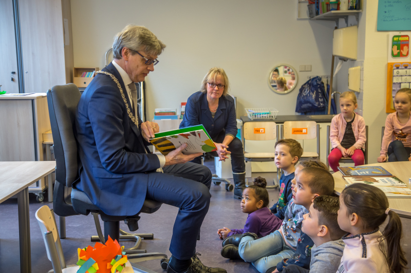 Kleuters luisteren ademloos naar burgemeester Bolsius