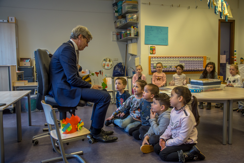 Kleuters luisteren ademloos naar burgemeester Bolsius