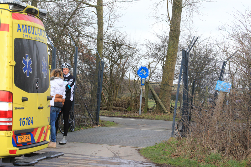 Mountainbiker hard onderuit