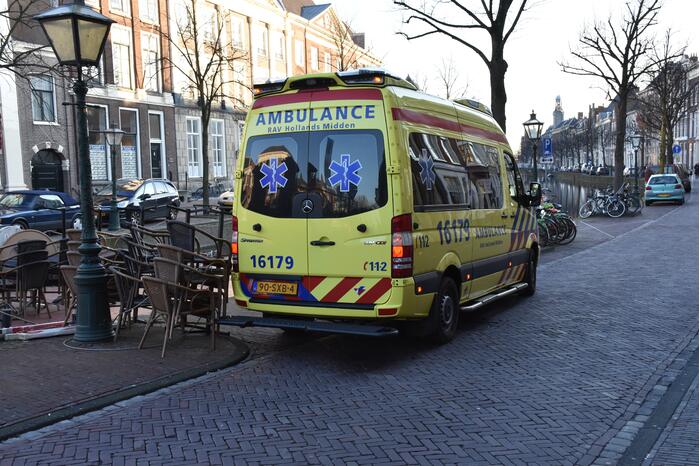 Scooterrijdster gewond na botsing met fietser