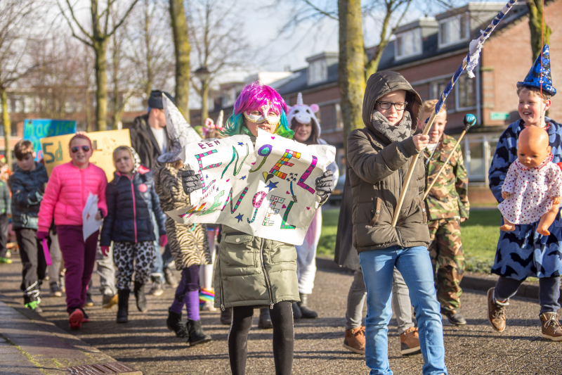 Creatieve en kleurrijke kinderoptocht