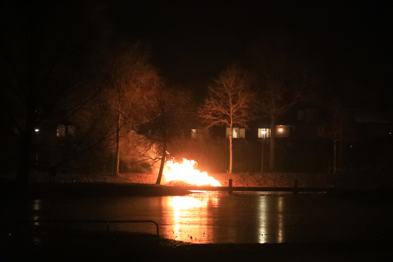 Kerstboom en hooi in brand gestoken