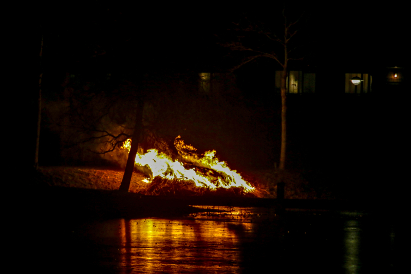 Kerstboom en hooi in brand gestoken